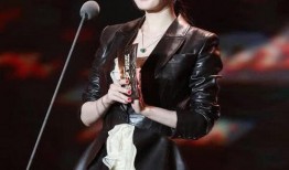 杨幂上台领奖爆料视频,杨幂领奖现场爆料视频引发热议